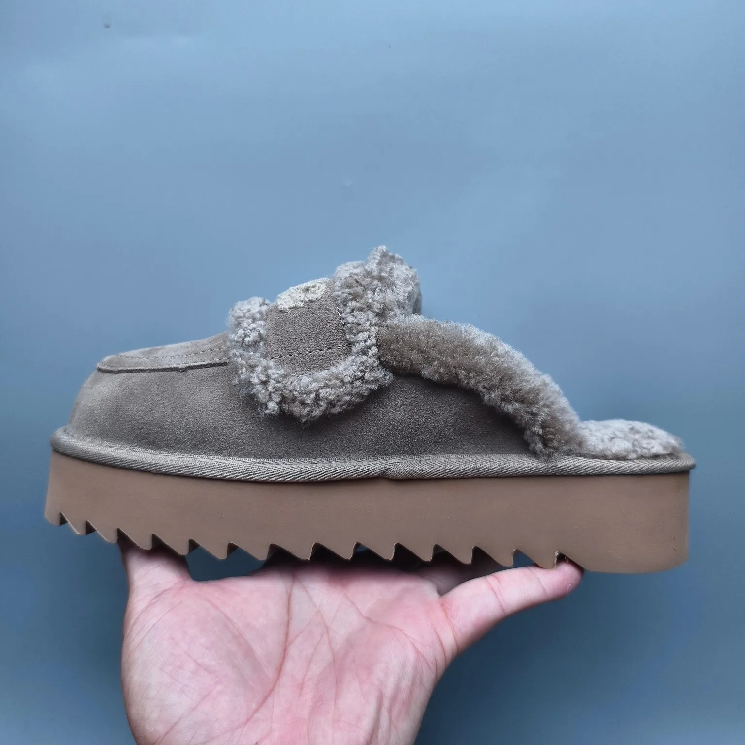 💰480 UGG sheepskin all-in-one snow boots 1208 Thick-soled curly fur casual fur flip flops with large logo Color: maroon sand antelope brown black chocolate Code number: 35-40 yards